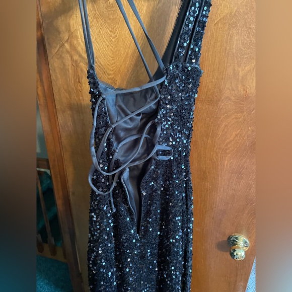 One Shoulder Black Prom dress with slit - Picture 2 of 5